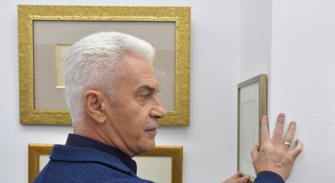 Може и да сме нарушили закон-два, но по-важното е, че чужденците са гейове!