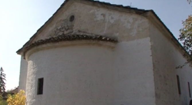 Църквата „Св. Петка” в село Михайлово се руши