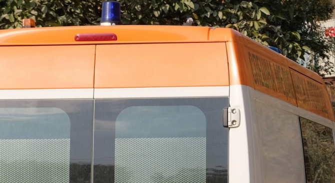 Шофьор на училищен микробус почина по време на движение, но спаси децата