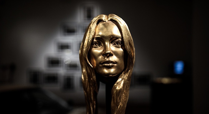 18-каратова златна глава на манекенката Кейт Мос беше продадена на търг (снимки)