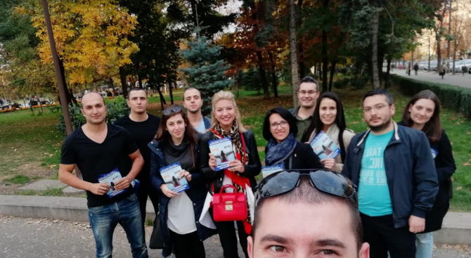 Младежите от ГЕРБ раздаваха флаери с информация за трафика на хора по "Витошка"