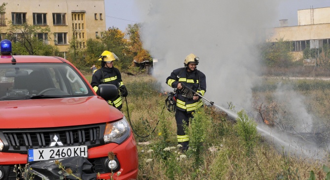 Пожарникарите от Хасково демонстрираха новата си техника (снимки)