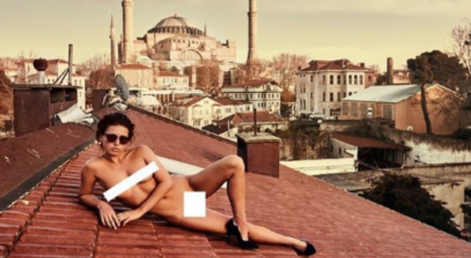 Моделка се щракна гола в "Света София" в Истанбул (снимка)