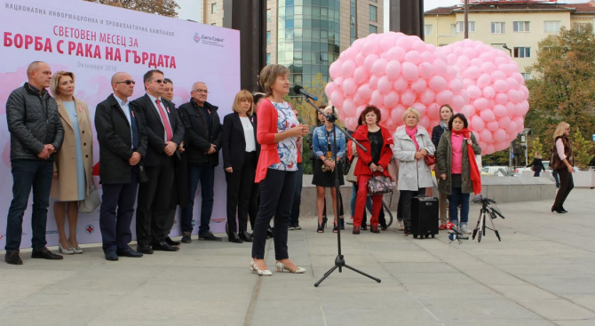 1200 розови балона полетяха към небето в памет на жените, загубили битката с рака на гърдата