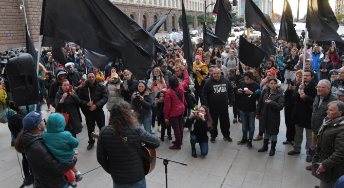 Майките на деца с увреждания протестират трети ден. Продължават да искат оставката на Валери Симеонов (снимки)