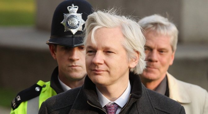 Основателят на Уикилийкс Джулиан Асандж иска гаранции от британското правосъдие, че няма да бъде екстрадиран в САЩ