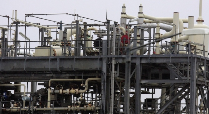 Иран започна да продава петрол на енергийна борса, за да избегне санкциите на САЩ