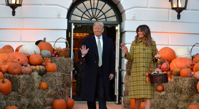Тръмп и Мелания отбелязаха Хелоуин в Белия дом (снимки)