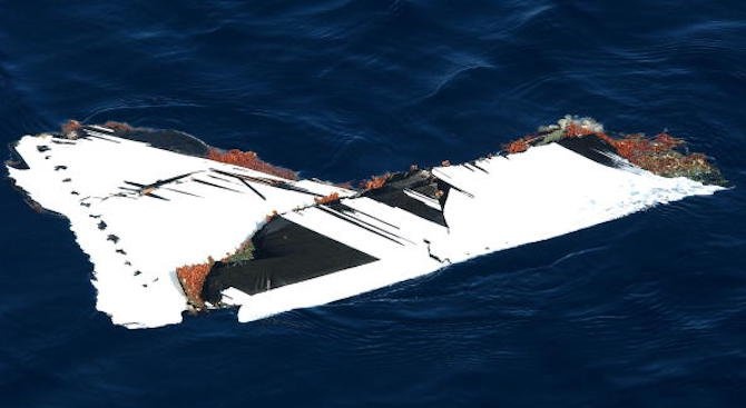 Започна издирванетo на падналия индонезийски пътнически самолет чрез подводна техника