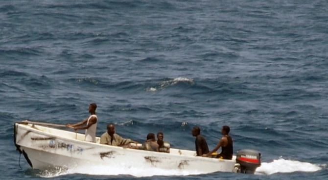 Пирати освободиха 12 души, отвлечени от швейцарски товарен кораб край Нигерия