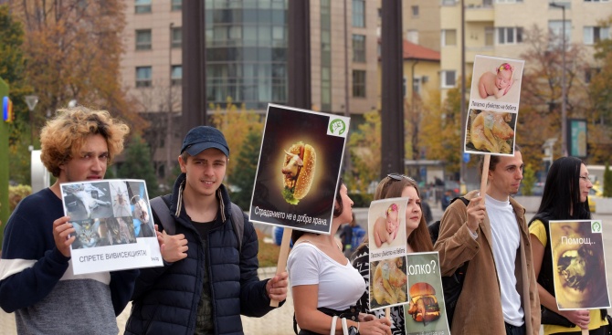 Вегани отбелязаха Деня на веганизма пред НДК (снимки)