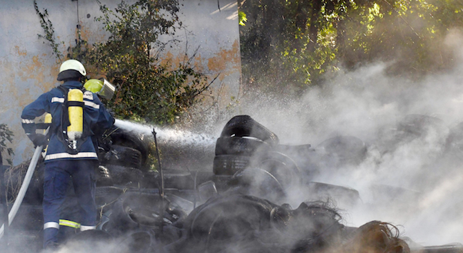 Огнеборци потушават пожар в регионалното депо за отпадъци край Русе