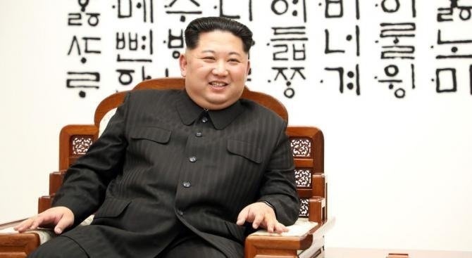 Портрет на Ким Чен-ун беше окачен на обществено място за първи път (снимка)