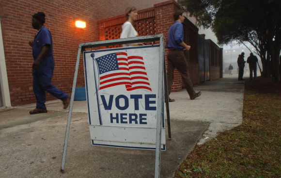 Изборният ден в САЩ започна със съобщения за дълги опашки и развалени машини за гласуване