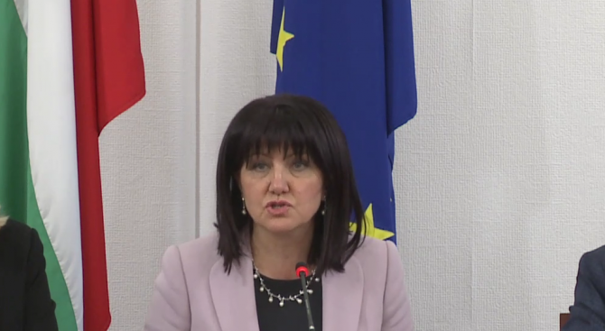 Караянчева: Едно зло броди из България - насилието над деца и жени (видео)