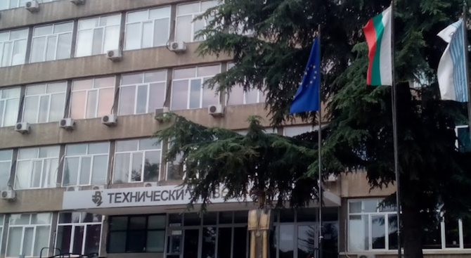 Ректорът на ТУ - Варна проф. Росен Василев се разделя с поста си ...