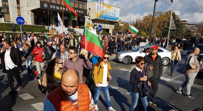 Стотици на протест във Варна (галерия)