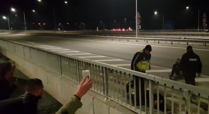 Вижте как полицай спаси протестиращ мъж от колегите си (снимки+видео)