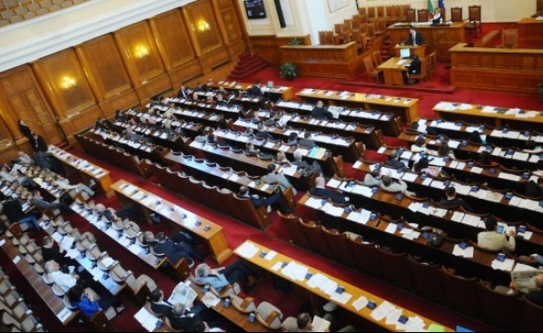 Депутатите гледат промените в НК, от ГЕРБ поискаха поименна проверка на кворума