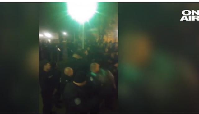 Вижте как полицаи свалиха каски в знак на солидарност с протеста (видео)