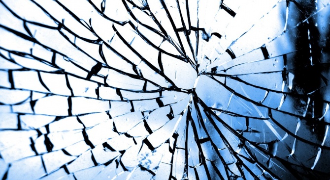 Счупиха витрина на офис на ГЕРБ в Перник