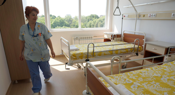 Повечето българи не вярват, че въвеждането на втора задължителна здравна вноска би спряло доплащането в болниците