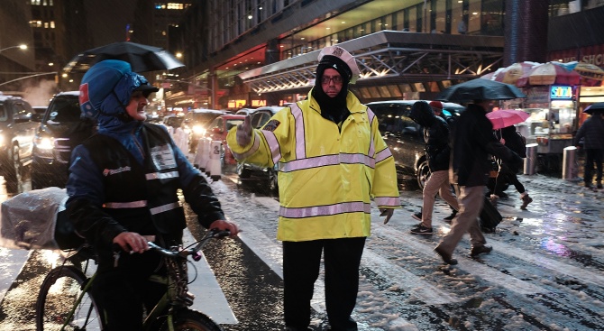Снеговалеж парализира наземния транспорт в Ню Йорк