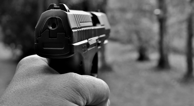 Изнервен младеж се сби и стреля с газов пистолет по протестиращите в Перник