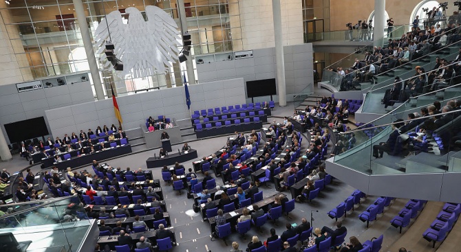 Водещ кандидат за лидер на германските християндемократи предвижда квота за жени в парламента