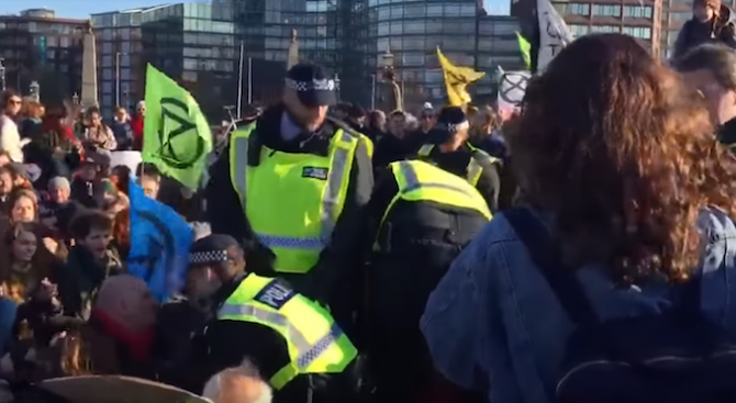 Стотици блокираха мостове в Лондон заради "престъпното бездействие" за климатичните промени (видео)