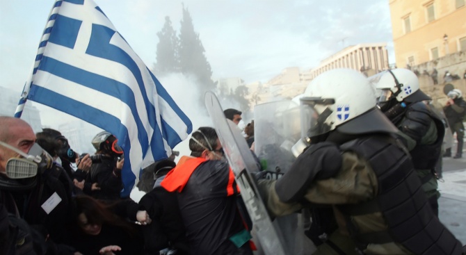  Сблъсъци в Атина между полиция и протестиращи 
