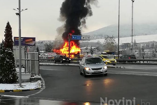 Бараки се запалиха на Околовръстното в София (снимка)