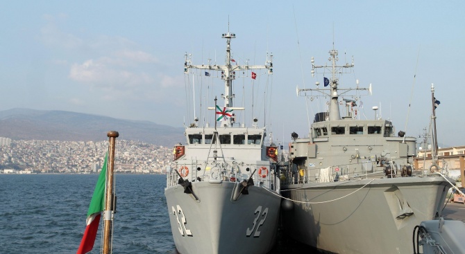 Българските военни моряци се представиха достойно в международни води (снимки)