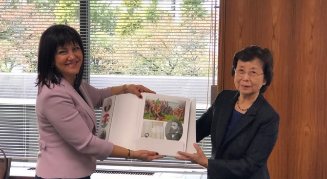 Вижте какви книги подари Цвета Караянчева на библиотеката на японския парламент (снимки)