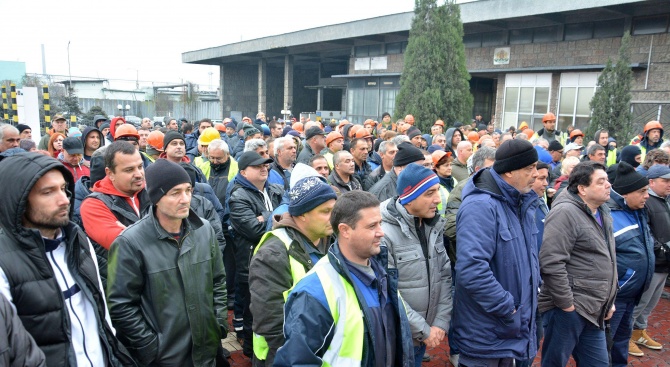 Служители на Пристанище Варна-Запад протестираха срещу условията си на труд (снимки)