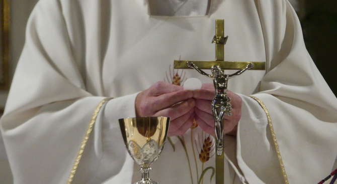 Осъдиха бивш френски епископ, прикривал свещеник, който изнасилвал деца