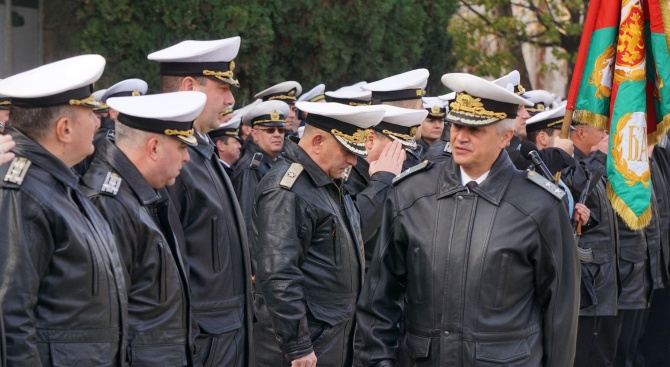 Варненските военни моряци празнуват днес (снимки)