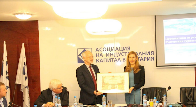Ангелкова проведе работна среща с ръководството и членовете на АИКБ