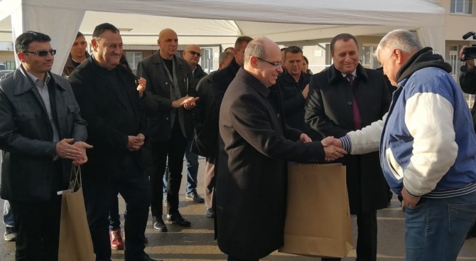   Зам.-министър Лазар Лазаров връчи ключове на 13 новопостроени къщи в Хитрино