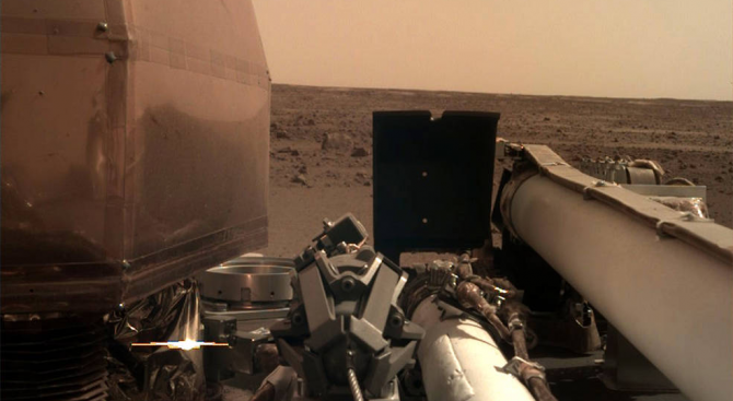 Космическият апарат "ИнСайт" кацна на повърхността на Марс след пътешествие от 484 милиона километра