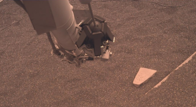 Първите снимки на "ИнСайт" показват обстановката в точката на кацане на Марс 