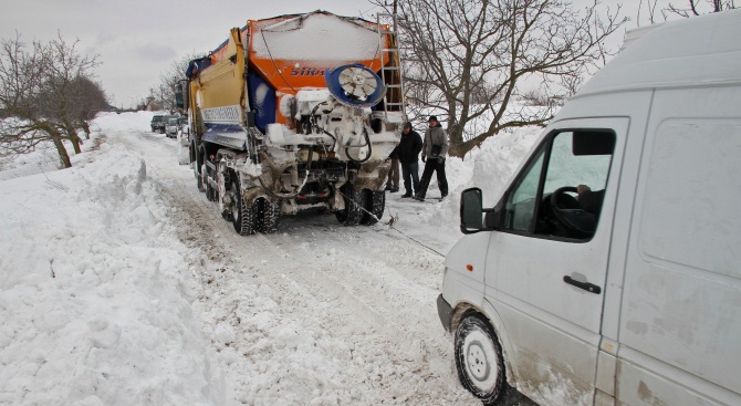 Пътищата в страната са почистени, но все още има села без ток