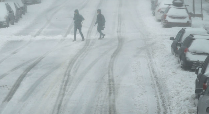 Студът скова Северна България, улици станаха пързалки
