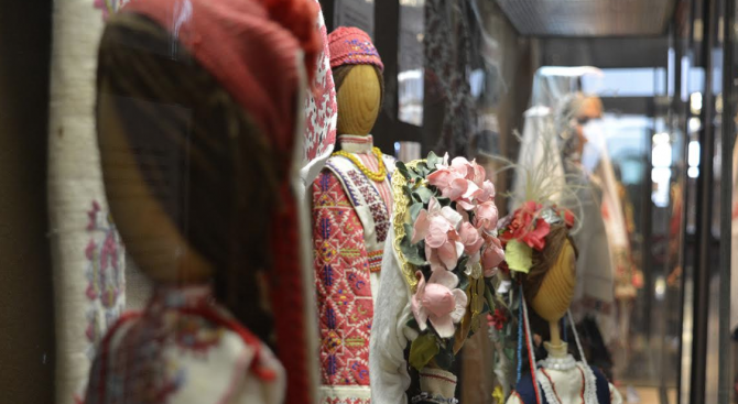 Показват стогодишни носии в Етнографския музей