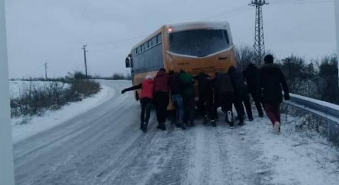 Деца бутат училищен автобус в леда в Силистренско (видео)