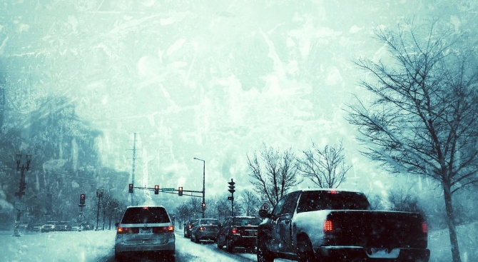 Най-големите грешки при шофиране на снежни и заледени пътища 