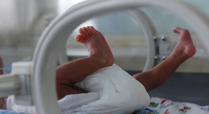 Бургазлии подариха кувьоз на болница в града за рождения ден на сина си