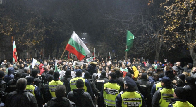 Продължават в редица градове протести срещу високите цени на горивата и ниския стандарт на живот