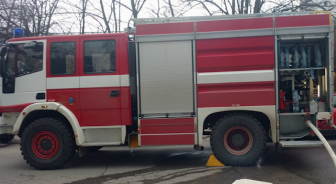 Три микробуса горяха тази нощ на охраняем паркинг в Димитровград