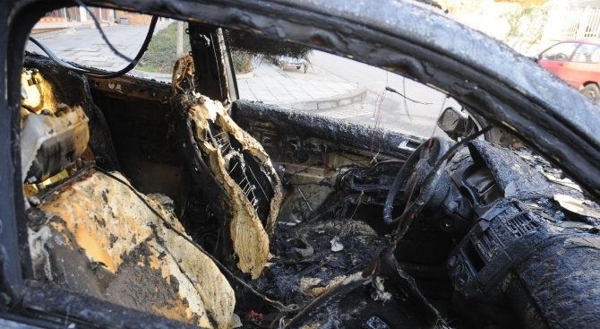 Лек автомобил изгоря в плевенския квартал "Дружба"